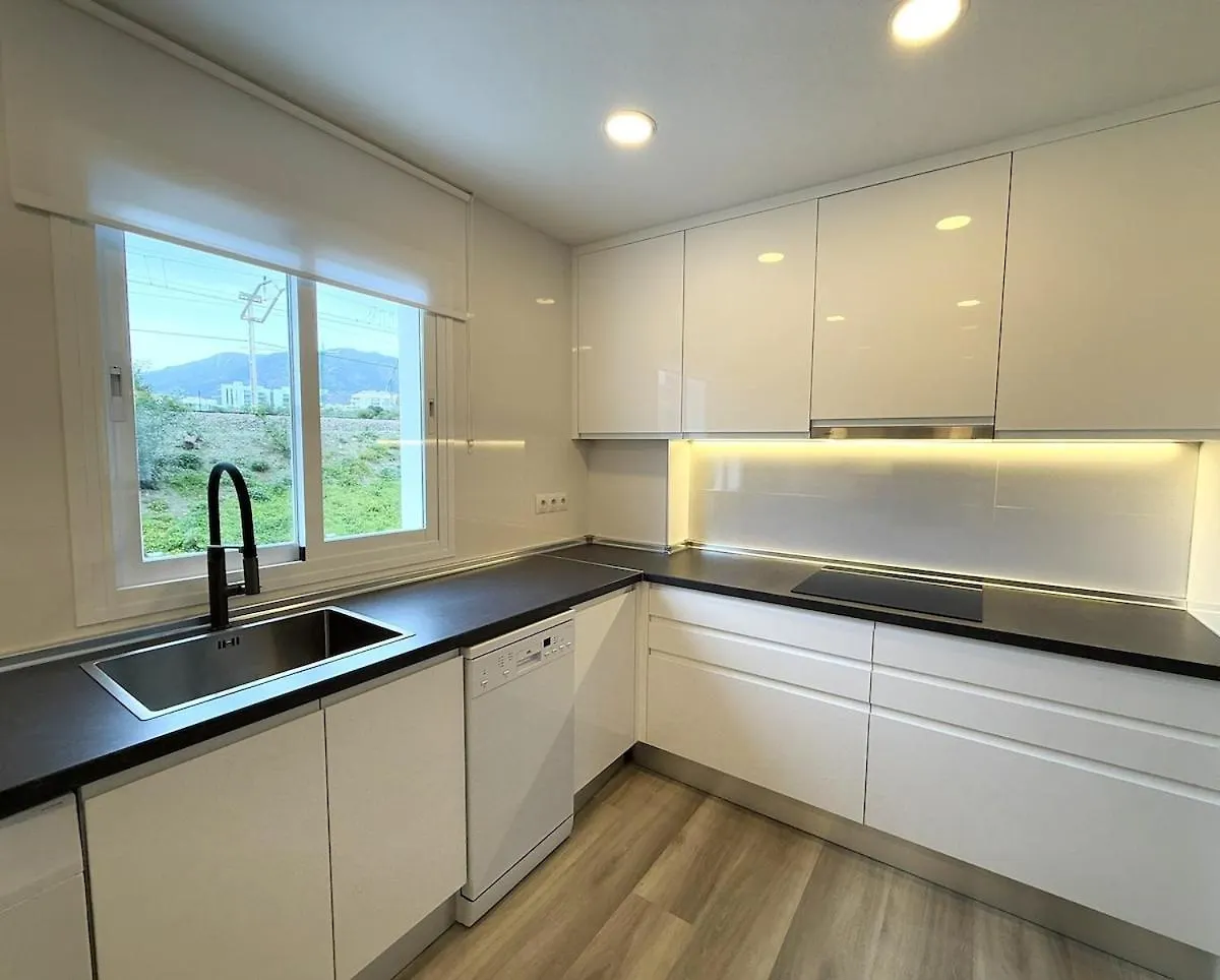 Stylish & Sunny Beach Apartment With Pool Fuengirola